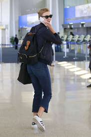 Karlie-Kloss-out-in-NYC--40.jpg