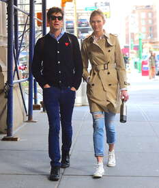 Karlie-Kloss-out-in-Soho--02.jpg