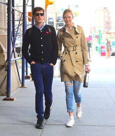 Karlie-Kloss-out-in-Soho--03.jpg