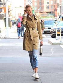 Karlie-Kloss-out-in-Soho--09.jpg