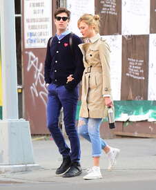 Karlie-Kloss-out-in-Soho--11.jpg