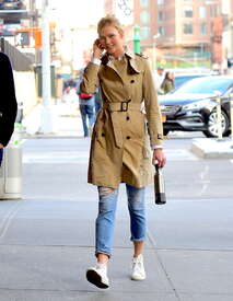 Karlie-Kloss-out-in-Soho--13.jpg