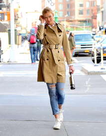 Karlie-Kloss-out-in-Soho--19.jpg