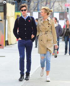 Karlie-Kloss-out-in-Soho--26.jpg