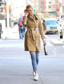 Karlie-Kloss-out-in-Soho--29.jpg