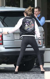 Gigi-Hadid-Booty-in-Tights--02.jpg