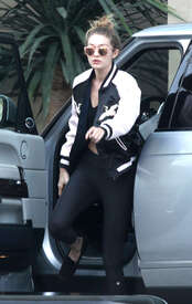 Gigi-Hadid-Booty-in-Tights--05.jpg