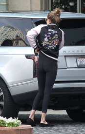 Gigi-Hadid-Booty-in-Tights--08.jpg