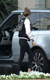 Gigi-Hadid-Booty-in-Tights--13.jpg
