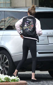 Gigi-Hadid-Booty-in-Tights--14.jpg