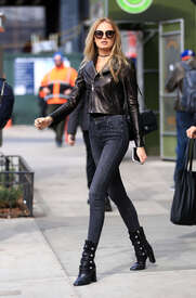 Romee-Strijd-i-Skinny-Jeans--16.jpg