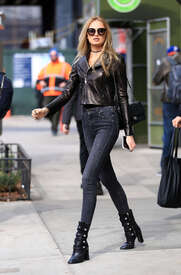 Romee-Strijd-i-Skinny-Jeans--21.jpg
