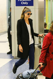 Cara-Delevingne-at-JFK-Airport--02.jpg