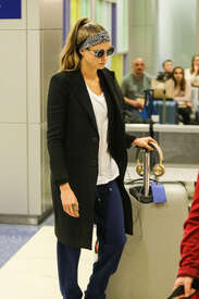 Cara-Delevingne-at-JFK-Airport--03.jpg