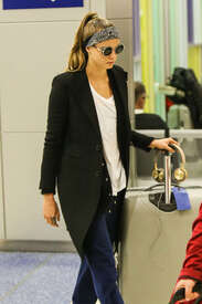 Cara-Delevingne-at-JFK-Airport--17.jpg