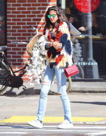 Sara-Sampaio-in-Ripped-Jeans--01.jpg