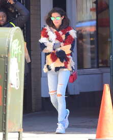 Sara-Sampaio-in-Ripped-Jeans--02.jpg
