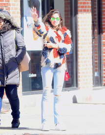 Sara-Sampaio-in-Ripped-Jeans--04.jpg