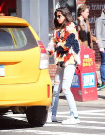 Sara-Sampaio-in-Ripped-Jeans--06.jpg