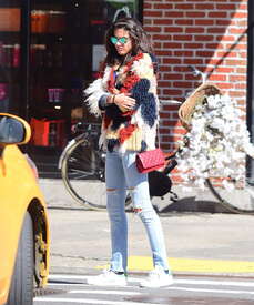 Sara-Sampaio-in-Ripped-Jeans--08.jpg