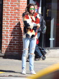 Sara-Sampaio-in-Ripped-Jeans--10.jpg