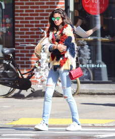 Sara-Sampaio-in-Ripped-Jeans--11.jpg