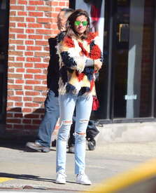 Sara-Sampaio-in-Ripped-Jeans--12.jpg