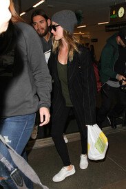 Margot Robbie is seen at LAX CbXlkYdp93jl.jpg