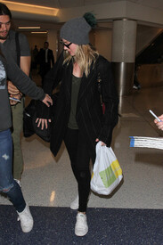 Margot Robbie is seen at LAX cTaYrpUt6qGl.jpg