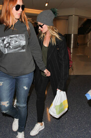 Margot Robbie is seen at LAX VLAvUdpIA_Al.jpg