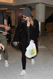 Margot Robbie is seen at LAX VmY5CTYXfHYl.jpg