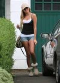 th_4277624_Nadine_Coyle__Hotpants_candids_April_27_8_.jpg