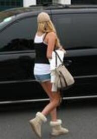 th_7415222_Nadine_Coyle__Hotpants_candids_April_27_6_.jpg