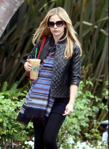 20521_celeb_city.org_Sarah_Michelle_Gellar_Starbucks_in_Beverly_Hills_04_122_161lo.jpg