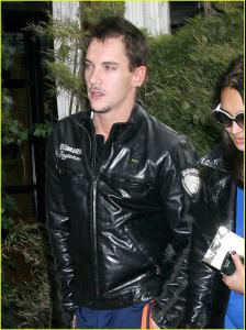 17422_jonathan_rhys_meyers_leather_jacket_05_122_1070lo.jpg