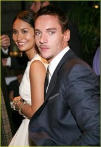 17268_jonathan_rhys_meyers_tudors_premiere_17_122_43lo.jpg