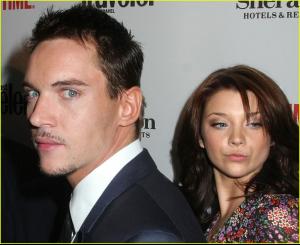 17261_jonathan_rhys_meyers_tudors_premiere_15_122_535lo.jpg