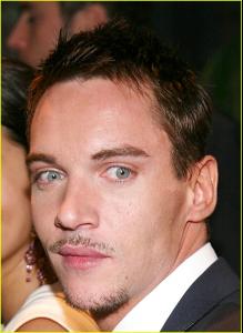 17243_jonathan_rhys_meyers_tudors_premiere_13_122_935lo.jpg