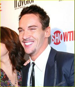 17060_jonathan_rhys_meyers_tudors_premiere_04_122_140lo.jpg