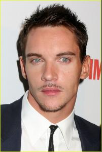 17058_jonathan_rhys_meyers_tudors_premiere_02_122_1094lo.jpg