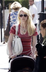 69756_Claudia_Schiffer_Candids_060606_9.jpg