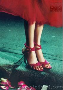 vogue_ital_redtoes_01.jpg