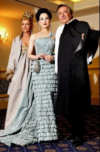 16757_Celebutopia_Dita_von_Teese_poses_for_photographers_during_a_photocall_in_Vienna_01_122_606lo.jpg