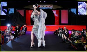 TXMBT61RVG_dita_von_teese_book_03.jpg