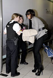 Naomi_Campbell_arriving_at_Heathrow_airport_01.jpg