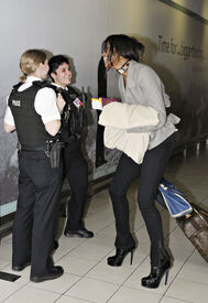 Naomi_Campbell_arriving_at_Heathrow_airport_02.jpg