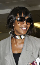 Naomi_Campbell_arriving_at_Heathrow_airport_04.jpg