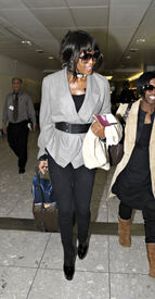 Naomi_Campbell_arriving_at_Heathrow_airport_07.jpg