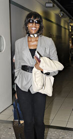Naomi_Campbell_arriving_at_Heathrow_airport_08.jpg