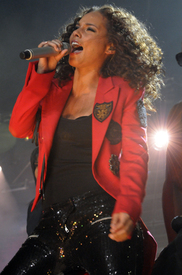 celebrity_paradise.com_TheElder_AliciaKeys2010_04_06_performingliveatStaplesCenterinLA4.jpg